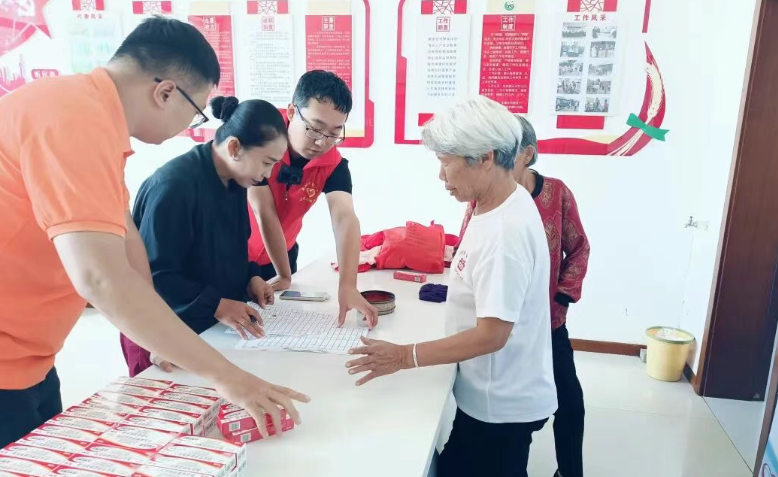 4008云顶国际基金会深入佳木斯市桦南县愚公村开展药品捐赠活动